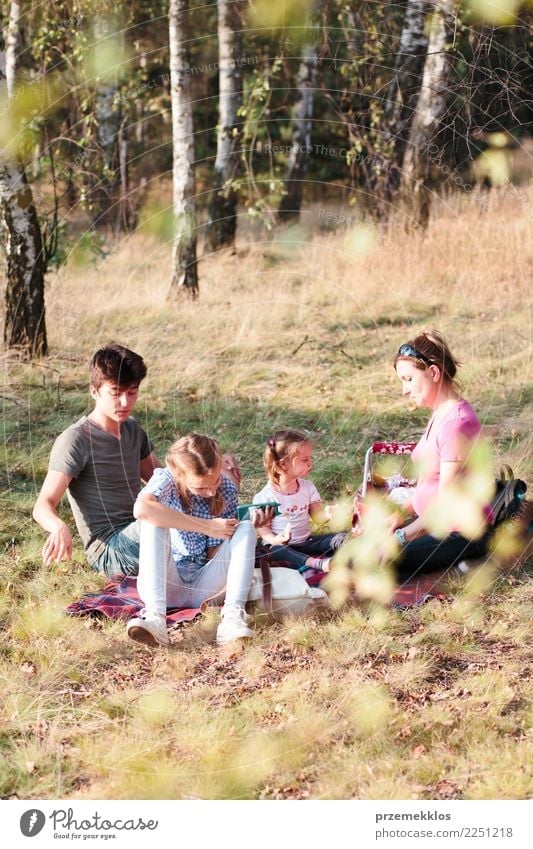 Familie, die zusammen Ferienzeit auf einem Picknick verbringt Lifestyle Freude Glück Erholung Freizeit & Hobby Ferien & Urlaub & Reisen Sommer Kind Mädchen