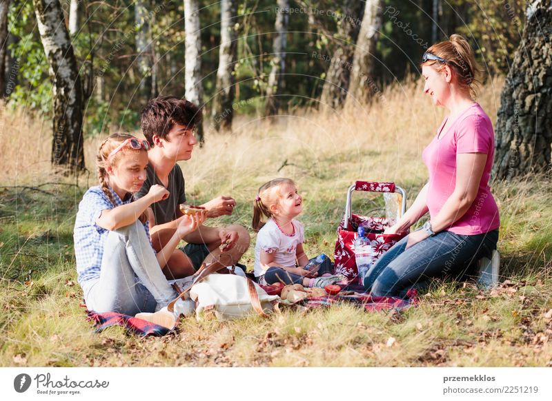 Familie, die zusammen Ferienzeit auf einem Picknick verbringt Lifestyle Freude Glück Erholung Ferien & Urlaub & Reisen Sommer Kind Mädchen Junge Junge Frau