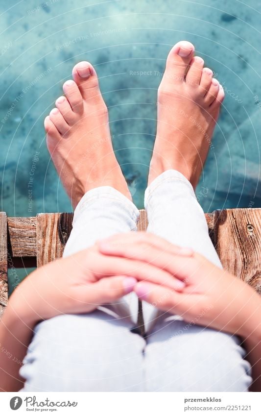 Weibliche Beine auf Anlegestelle über dem See am sonnigen Tag Erholung Freizeit & Hobby Ferien & Urlaub & Reisen Sommer Meer Mädchen Junge Frau Jugendliche