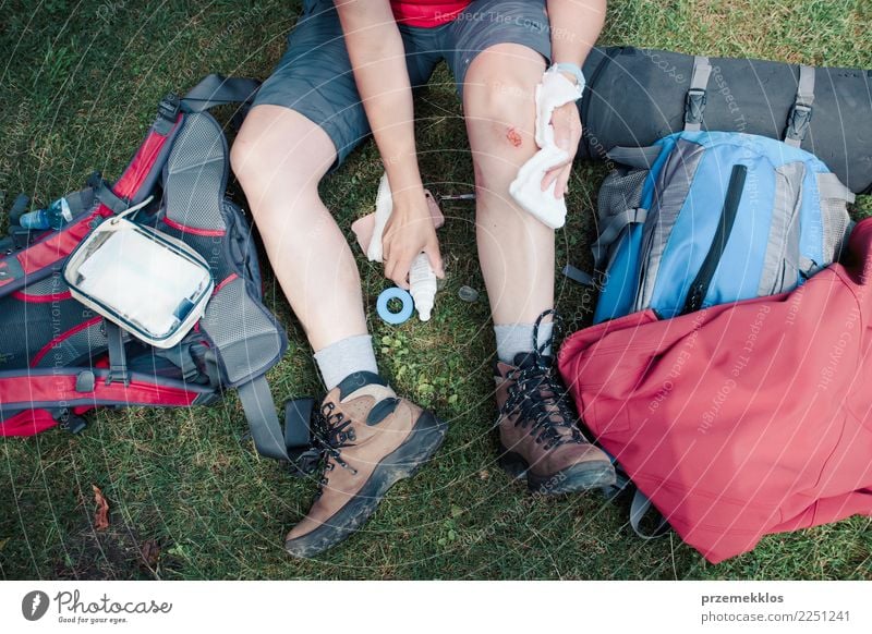 Frau, die die Wunde auf ihrem Knie mit Medizin im Spray ankleidet Lifestyle Ferien & Urlaub & Reisen Sommer wandern Sport Mensch Erwachsene Beine 1 18-30 Jahre
