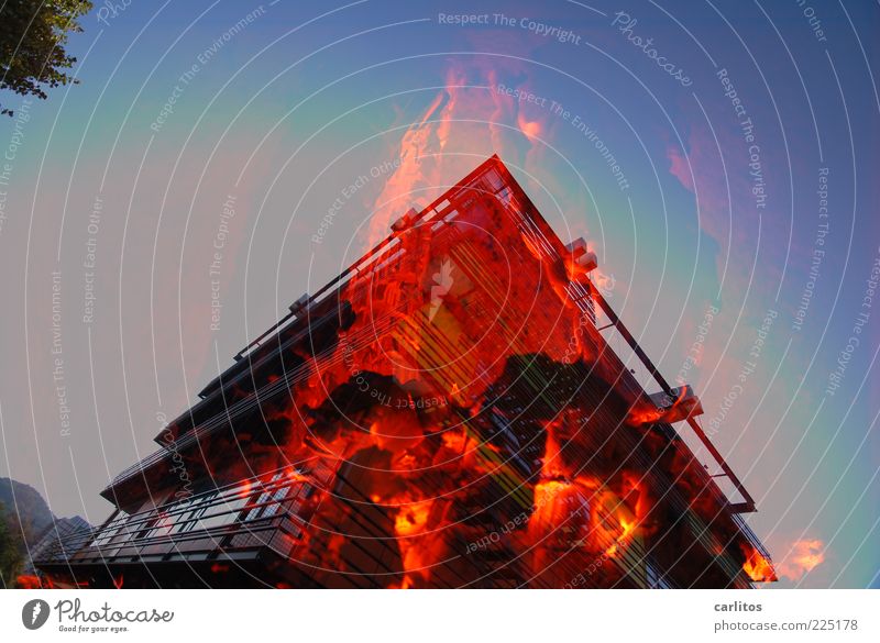 Thermografie Feuer Wolkenloser Himmel Wärme Bankgebäude Gebäude Fassade Fenster leuchten eckig heiß blau rot schwarz gefährlich chaotisch Endzeitstimmung