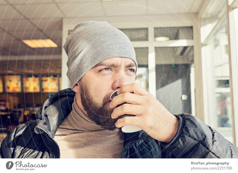 Erwachsener bärtiger Mann, der heißen Kaffee trinkt Kaffeetrinken Tee Lifestyle Gesicht Auge Hand Finger 1 Mensch 30-45 Jahre Bekleidung Oberlippenbart Vollbart