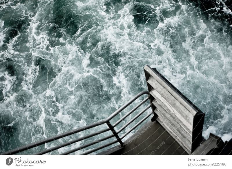The Wild Wild Sea Wasser Gischt Plattform Treppengeländer Aluminium blau grün zügellos wild Meer chaotisch Farbfoto Außenaufnahme Menschenleer Tag Brandung