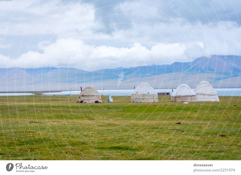 Jurten von Song Kul Lake, Kirgisistan Ferien & Urlaub & Reisen Tourismus Camping Sommer Berge u. Gebirge Haus Kultur Natur Landschaft Gras Wiese Hügel See Holz