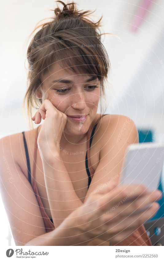 Glückliche junge Geschäftsfrau, die Handy im Büro verwendet Lifestyle lesen lernen Arbeit & Erwerbstätigkeit Beruf Arbeitsplatz Business Telefon PDA Computer