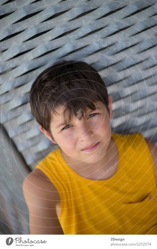 Lächelndes jugendlich Porträt, das ein gelbes Hemd trägt Lifestyle Erholung Freizeit & Hobby Sommer Sport Mensch Junge Mann Erwachsene Jugendliche 1 8-13 Jahre