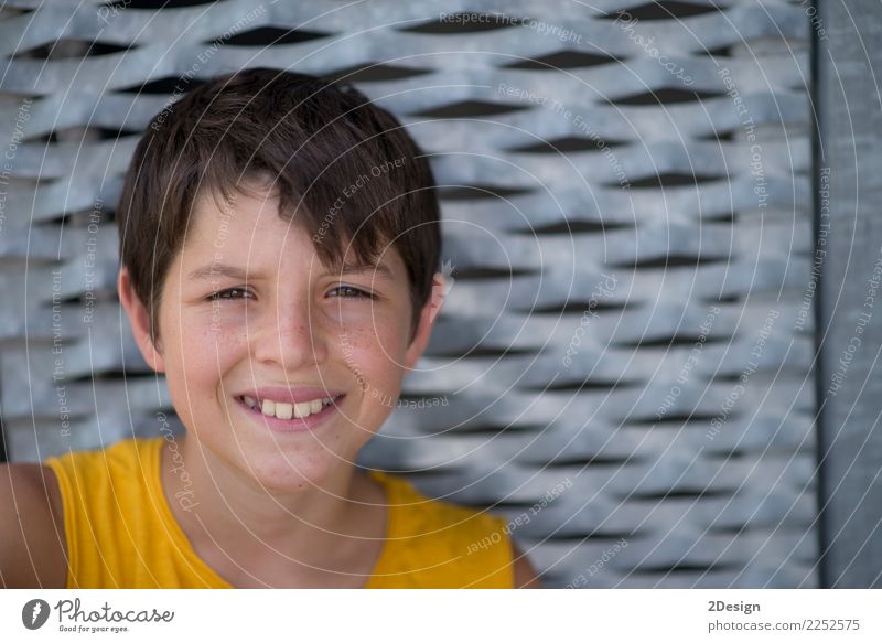 Lächelndes jugendlich Porträt, das ein gelbes Hemd trägt Lifestyle Erholung Freizeit & Hobby Sommer Sport Mensch Junge Mann Erwachsene Jugendliche 8-13 Jahre