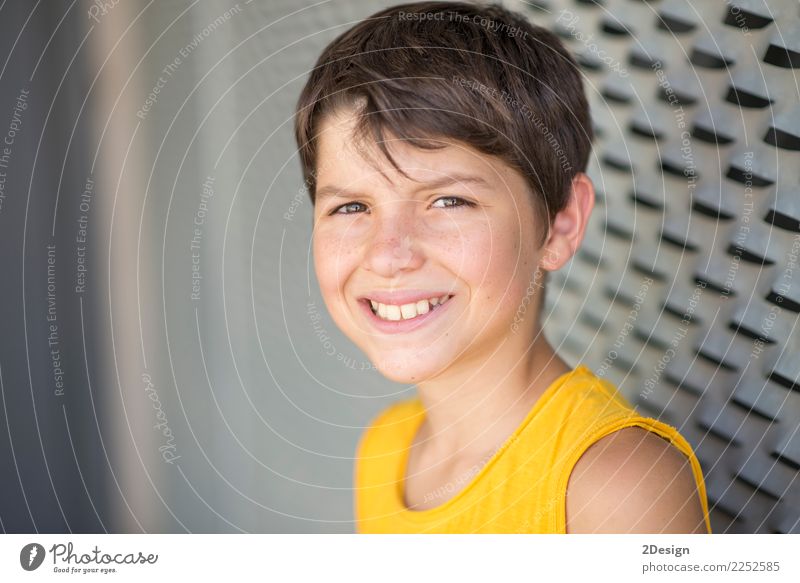 Lächelndes jugendlich Porträt, das ein gelbes Hemd trägt Lifestyle Erholung Freizeit & Hobby Sommer Sport Mensch Junge Mann Erwachsene Jugendliche Park Straße