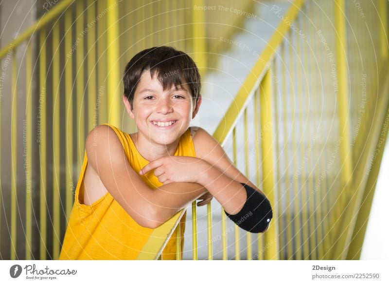 Beiläufiges gekleidetes Porträt des jungen jugendlich draußen Lifestyle Erholung Freizeit & Hobby Sommer Sport Mensch Junge Mann Erwachsene Jugendliche Park