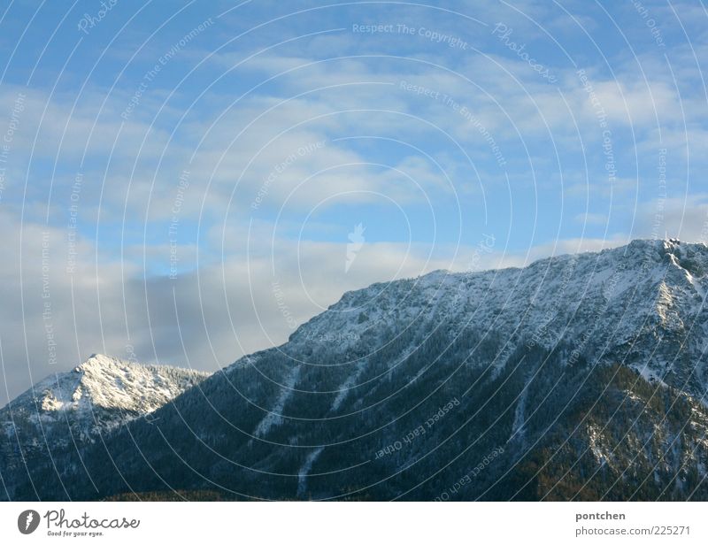 Blick auf die bayerischen Berge vor Wolken und Himmel Ausflug Winter Schnee Berge u. Gebirge Felsen Schneebedeckte Gipfel blau Freiheit beeindruckend Farbfoto