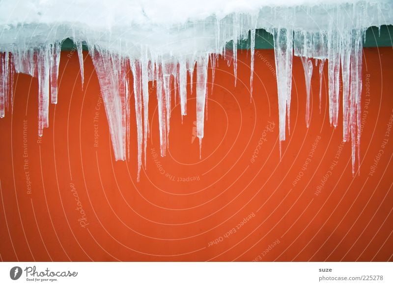 Heiß & Kalt Winter Eis Frost Fassade kalt Spitze rot Eiszapfen Wand gefroren schmelzen Farbfoto mehrfarbig Außenaufnahme abstrakt Strukturen & Formen