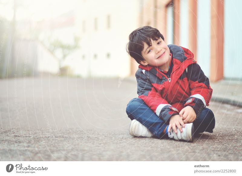 Glücklicher Junge, der auf dem Boden sitzt Lifestyle Freude Mensch maskulin Kind Baby Kleinkind Kindheit 1 3-8 Jahre Fitness Lächeln lachen sitzen