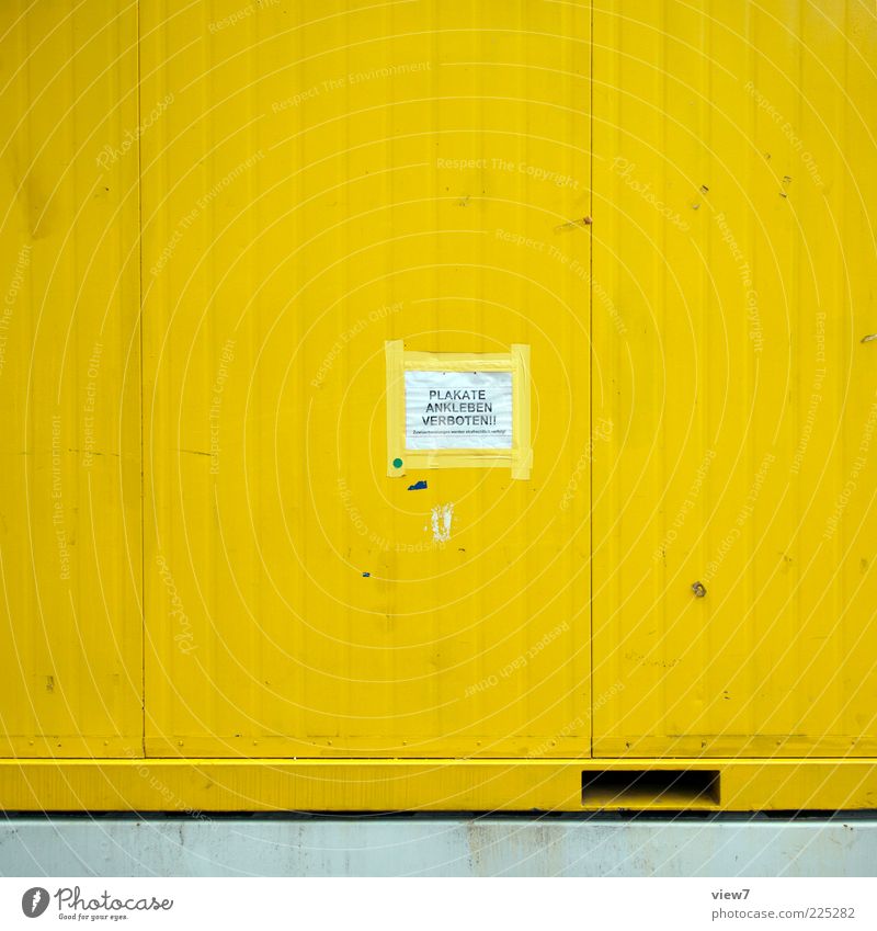 damit du's gleich weißt: Mauer Wand Fassade Güterverkehr & Logistik Metall Zeichen Schriftzeichen Streifen alt authentisch dreckig einfach Billig neu gelb