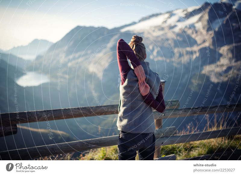 Outdoor-Yoga feminin Junge Frau Jugendliche wandern Außenaufnahme Fitness dehnen Sport sportlich Vorbereitung Berge u. Gebirge Wanderausflug Wandertag Aussicht