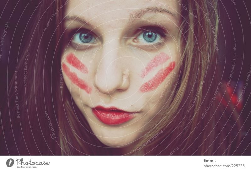 indianerin Schminke Lippenstift feminin Junge Frau Jugendliche Blick einzigartig rot Farbfoto Innenaufnahme Tag Porträt Blick in die Kamera Blick nach vorn