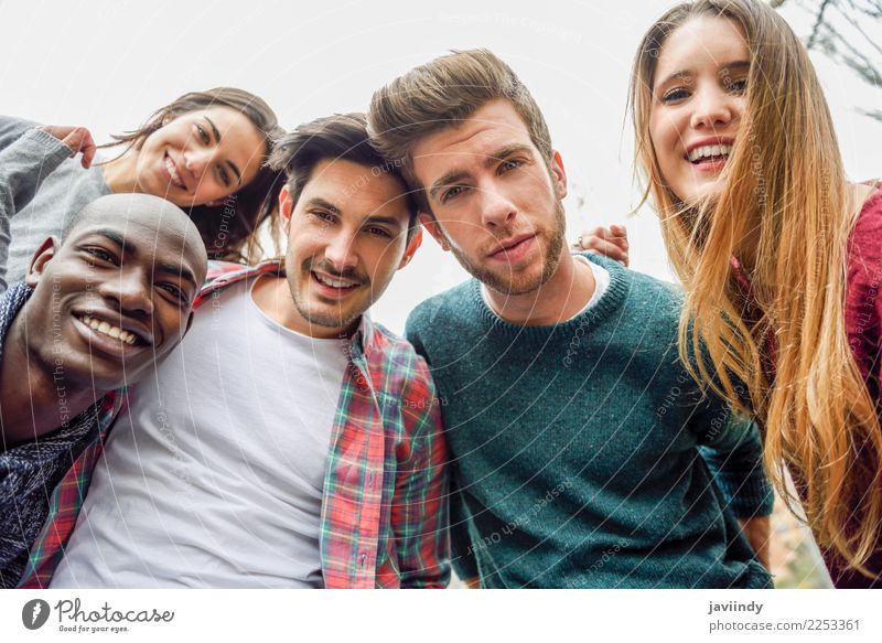 Multirassische Gruppe von Freunden, die in einem Stadtpark Selfie machen. Lifestyle Freude Glück schön Freizeit & Hobby Ferien & Urlaub & Reisen Telefon PDA