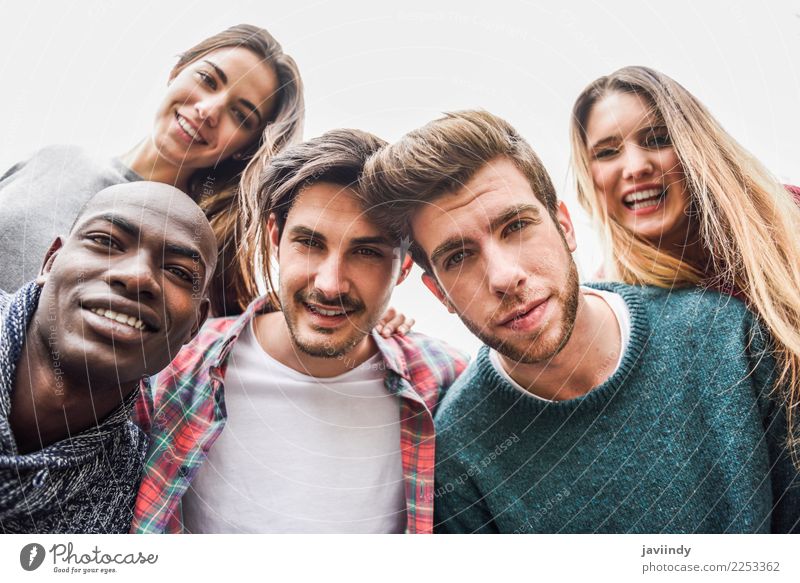Multirassische Gruppe von Freunden, die Selfie nehmen. Lifestyle Freude Glück Studium Mensch Junge Frau Jugendliche Junger Mann Erwachsene Freundschaft 5