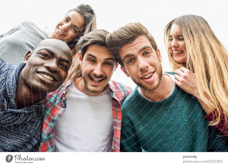 Multirassische Gruppe von Freunden, die Selfie nehmen. Lifestyle Freude Glück schön Freizeit & Hobby Ferien & Urlaub & Reisen Telefon PDA Fotokamera