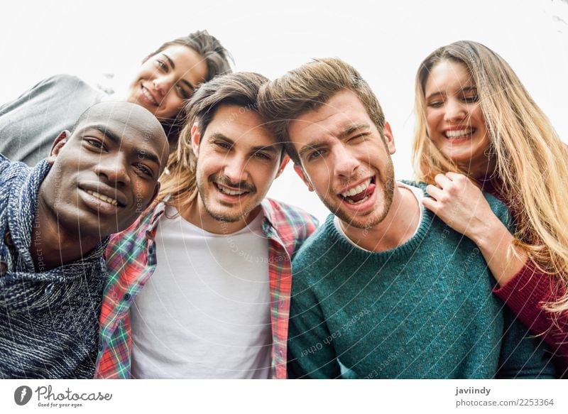 Multirassische Gruppe von Freunden, die Selfie lächelnd nehmen. Lifestyle Freude Freizeit & Hobby Ferien & Urlaub & Reisen Mensch Junge Frau Jugendliche