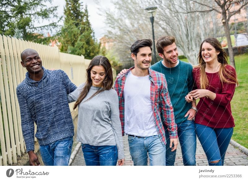 Gruppe multiethnische junge Leute, die zusammen gehen Lifestyle Freude Glück Studium Mensch Junge Frau Jugendliche Junger Mann Erwachsene Freundschaft 5