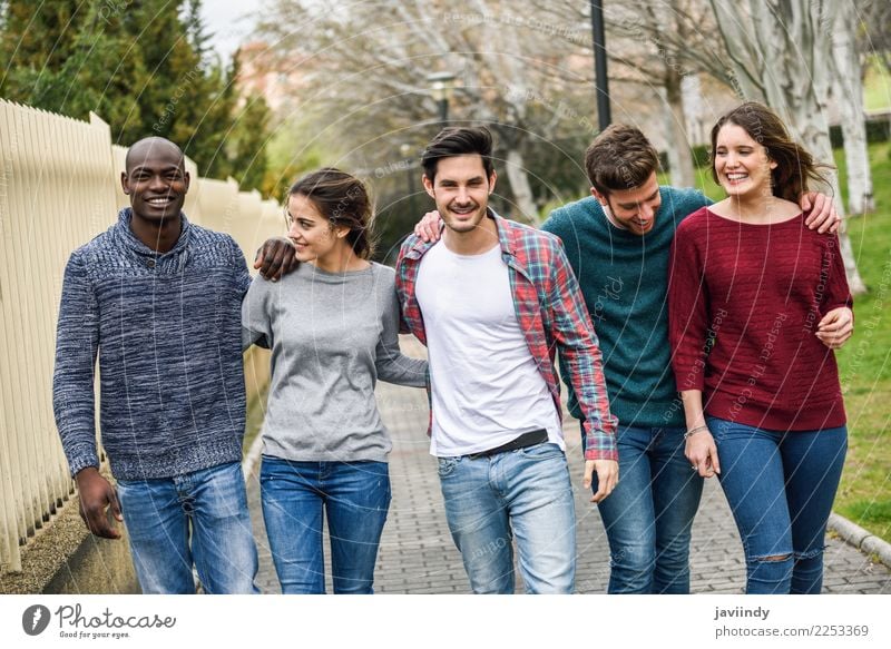 Gruppe multiethnische junge Leute, die zusammen gehen Lifestyle Freude Glück Studium Mensch Junge Frau Jugendliche Junger Mann Erwachsene Freundschaft 5
