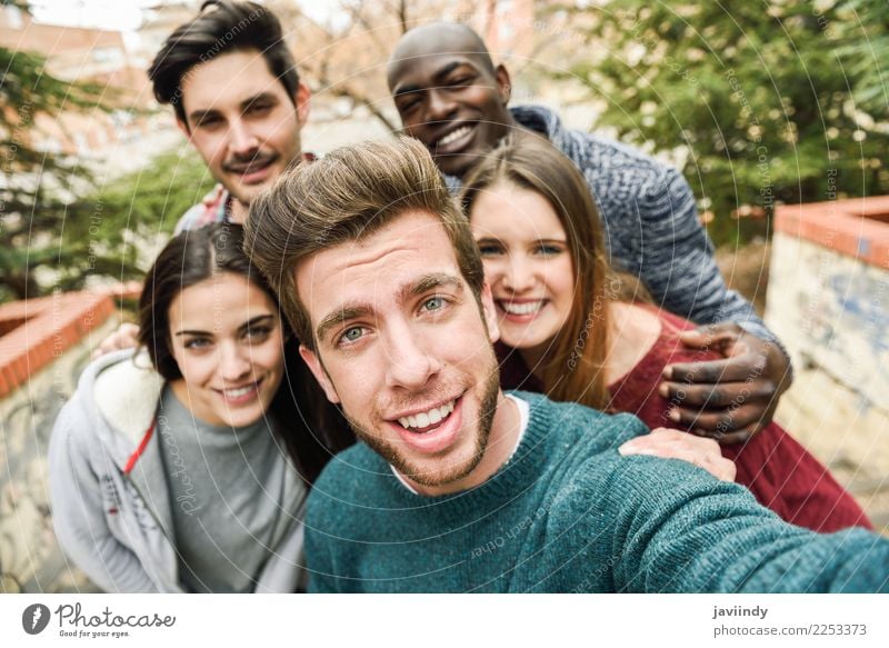 Multirassische Gruppe von Freunden, die Selfie nehmen. Lifestyle Freude Ferien & Urlaub & Reisen Telefon PDA Fotokamera Technik & Technologie Mensch Junge Frau