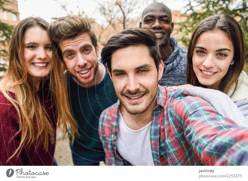 Eine Gruppe multiethnischer Jugendlicher, die gemeinsam Spaß im Freien haben Lifestyle Freude Glück Studium Mensch Frau Erwachsene Mann Freundschaft 5