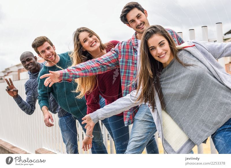 Gruppe multiethnischer Jugendlicher, die im städtischen Hintergrund im Freien zusammen Spaß haben Lifestyle Freude Glück Studium Mensch Junge Frau Junger Mann