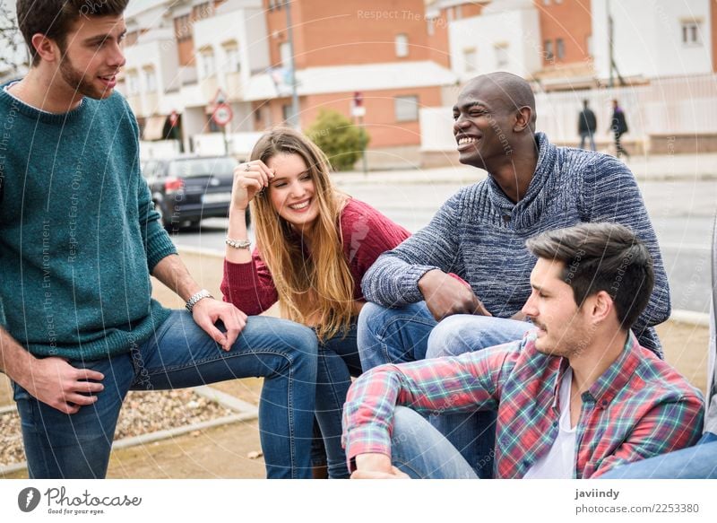 Gruppe multiethnische junge Leute zusammen draußen Lifestyle Freude Glück Studium Mensch Junge Frau Jugendliche Junger Mann Erwachsene Freundschaft 4