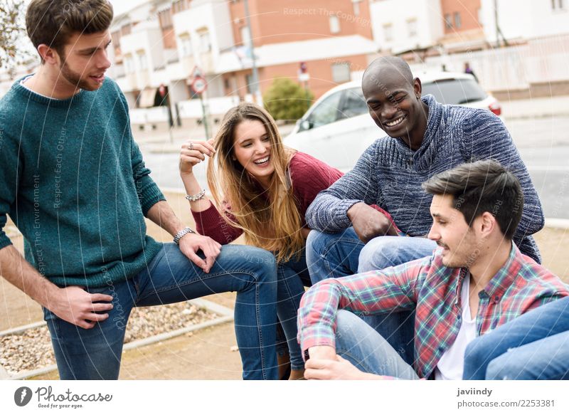 Gruppe multiethnischer Jugendlicher, die im städtischen Hintergrund im Freien zusammen Spaß haben Lifestyle Freude Glück Studium Mensch Junger Mann Frau