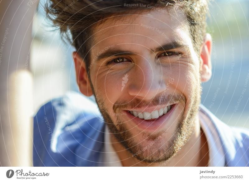 Junger Mann, der im städtischen Hintergrund lächelt Haare & Frisuren Gesicht Sommer Mensch maskulin Jugendliche Erwachsene 1 18-30 Jahre Herbst Mode Jacke