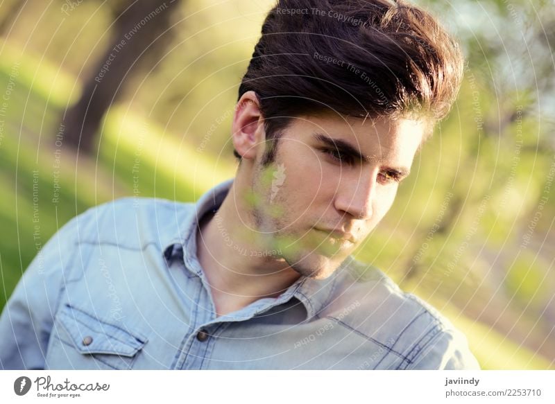 Junger Mann mit moderner Frisur im städtischen Park Lifestyle Stil Haare & Frisuren Gesicht Sommer Mensch maskulin Jugendliche Erwachsene 1 18-30 Jahre Herbst