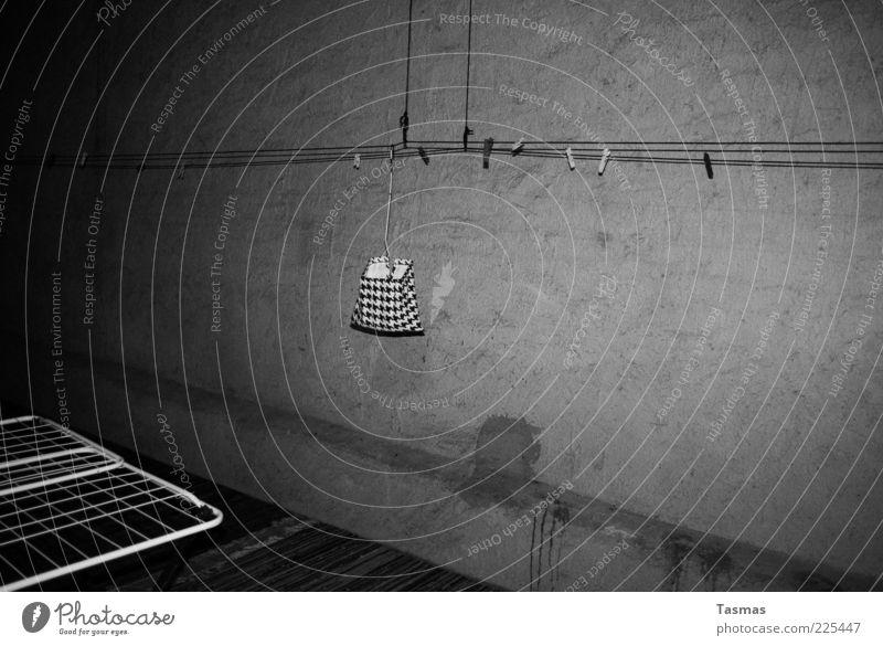 gallerie d'art moderne Wäscheleine anstrengen Blitzlichtaufnahme hängen Wäscheklammern Klammerbeutel Wäscheständer dunkel freihängend trist einfach