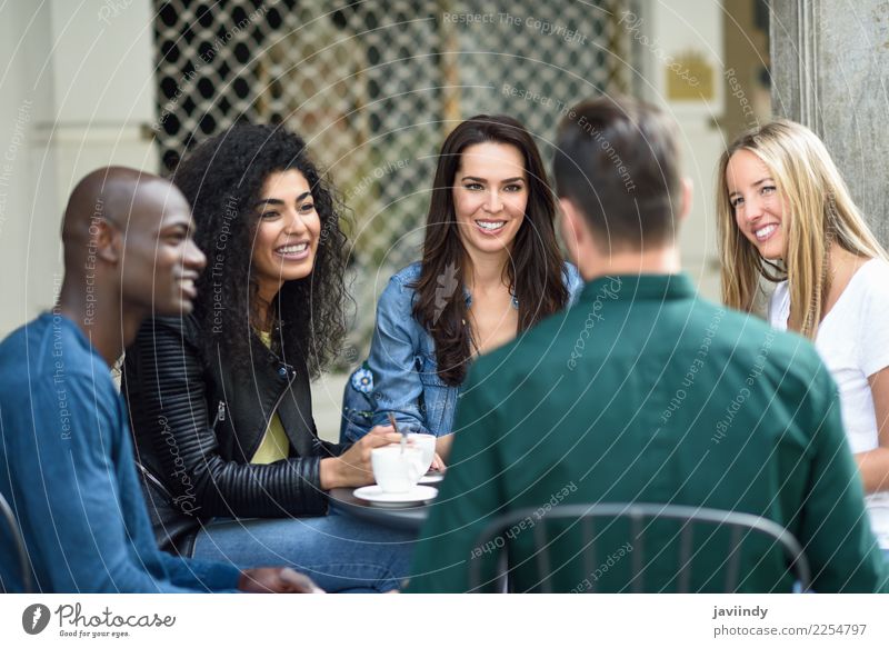 Mehrrassige Gruppe von drei Freunden bei einem Kaffee zusammen. Lifestyle kaufen Freude Glück schön Sommer Tisch Sitzung Mensch Junge Frau Jugendliche
