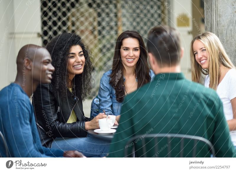 Multi Ethnische Freundesgruppe Die Zusammen Auf Klippe Steht Ein Lizenzfreies Stock Foto Von 