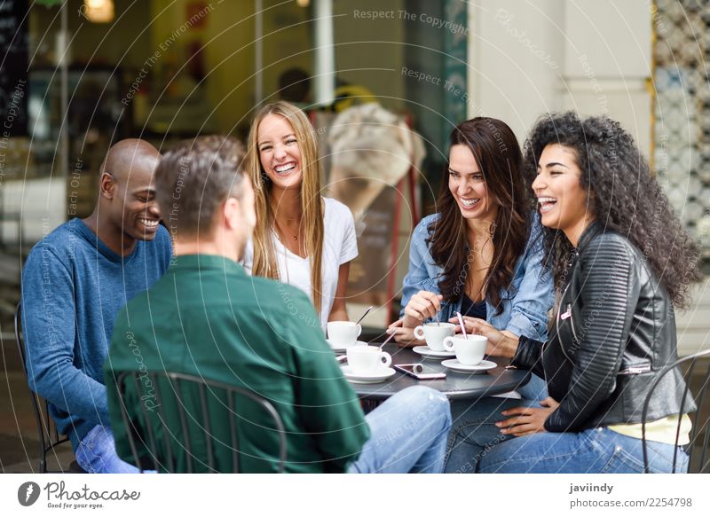 Mehrrassige Gruppe von fünf Freunden, die zusammen einen Kaffee trinken. Lifestyle kaufen Freude Glück schön Sommer Tisch Sitzung Mensch Junge Frau Jugendliche