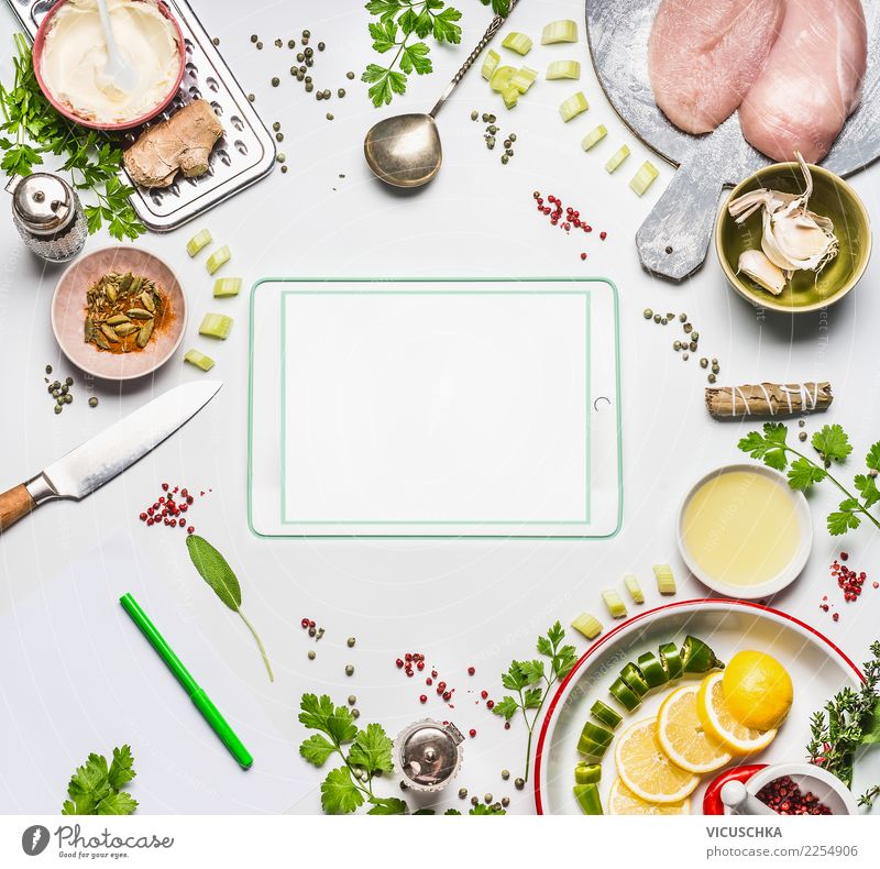 Modernes Kochen mit Tablet Lebensmittel Fleisch Gemüse Salat Salatbeilage Ernährung Bioprodukte Vegetarische Ernährung Diät Geschirr Messer Löffel kaufen Stil