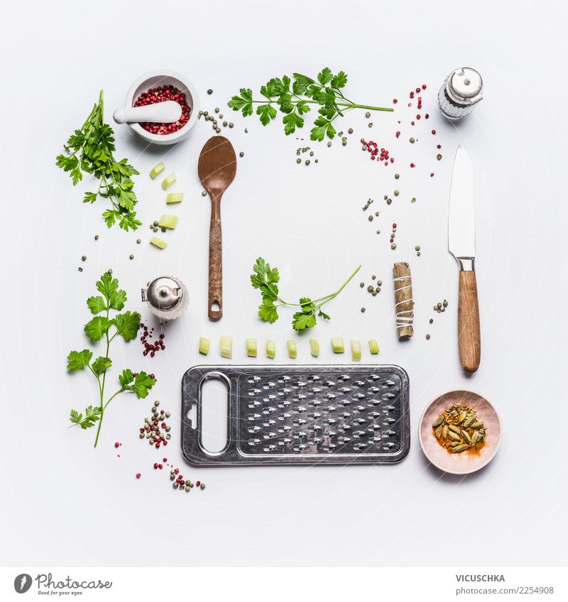 Frisch kochen mit Küchenkräuter Lebensmittel Kräuter & Gewürze Öl Ernährung Bioprodukte Vegetarische Ernährung Diät Geschirr Messer Löffel Stil Design