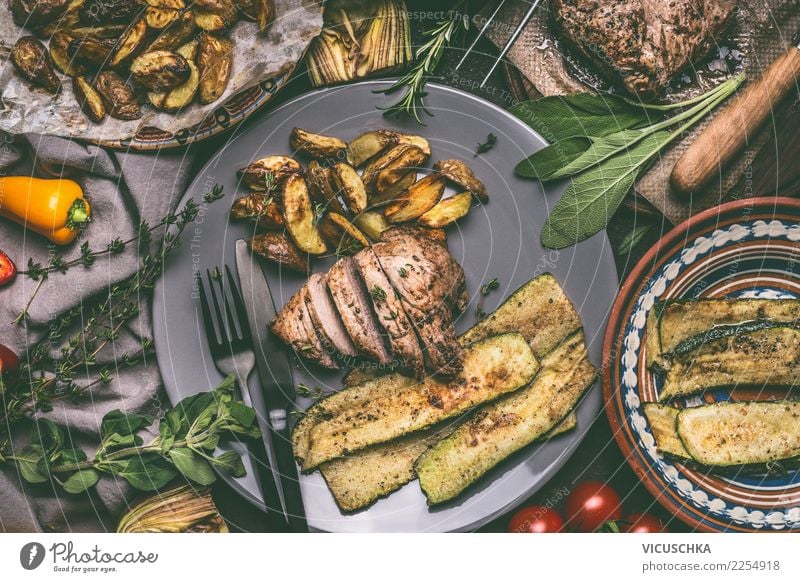 Gebratenes Fleisch, gebackene Kartoffeln und Gemüse Lebensmittel Salat Salatbeilage Kräuter & Gewürze Ernährung Mittagessen Abendessen Bioprodukte Geschirr