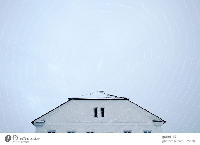 "Roisnedt" Haus Einfamilienhaus Himmel Dach Ziegeldach Schornstein Fenster Putzfassade blau schwarz weiß Symmetrie Farbfoto Menschenleer Textfreiraum oben