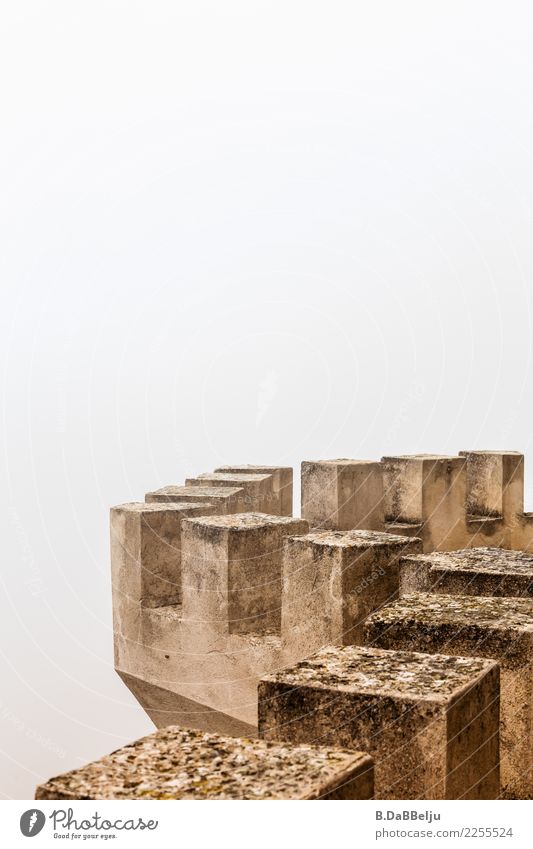 Burgzinnen im Nebel Italien Sizilien Tag Menschenleer Außenaufnahme Farbfoto Nebelwand Ritterburg wehrhaft Mittelalter Vergangenheit Verfall Schutz Einsamkeit