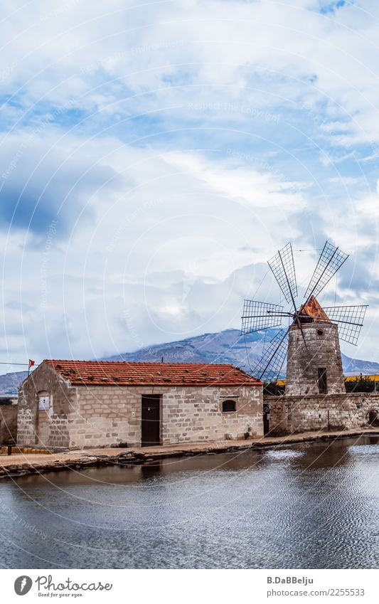 Saline von Trapani, leider drehen sich die alten Windmühlenflügel nicht mehr am Rande der Salinenbecken. Italien Sizilien Urlaub Tag Menschenleer Außenaufnahme