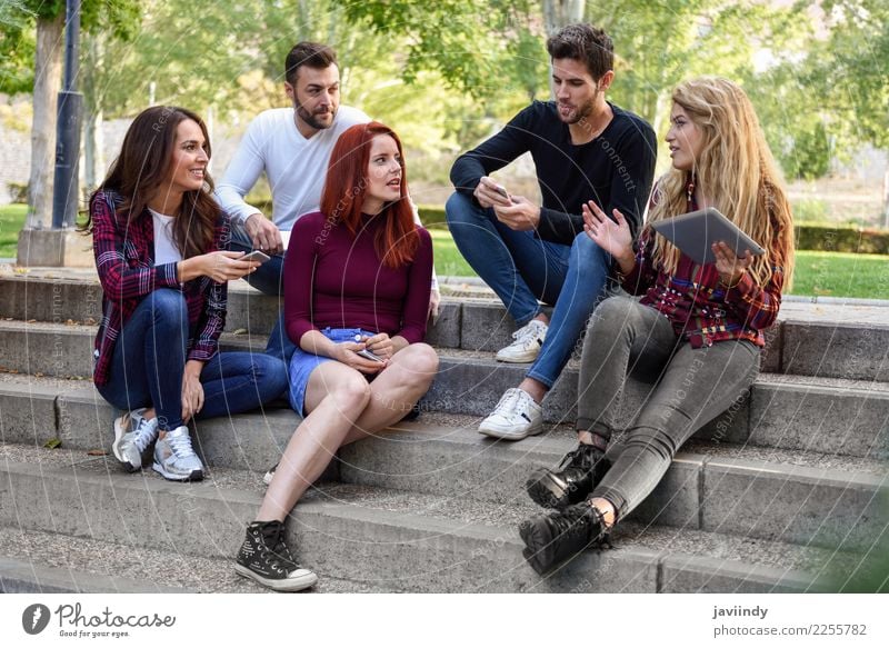 Gruppe junger Leute mit Smartphone und Tablet-Computern im Freien Lifestyle Freude Glück schön Telefon Technik & Technologie Internet Frau Erwachsene Mann