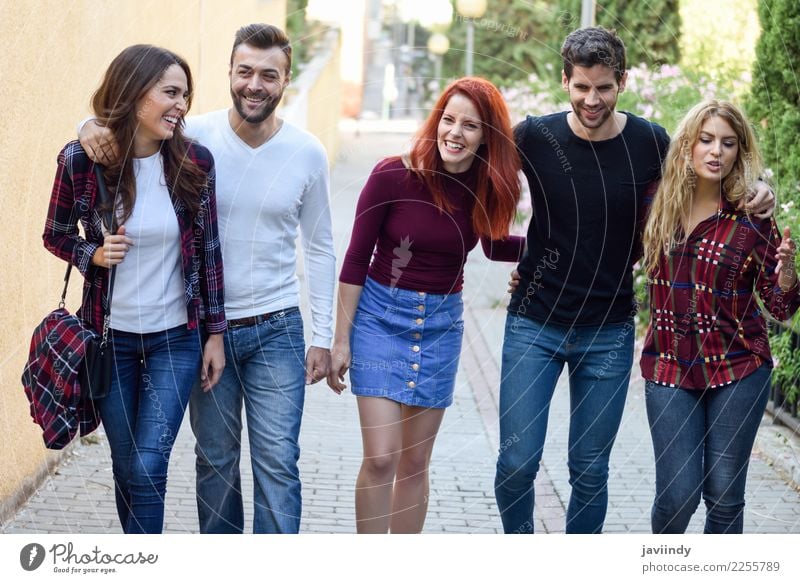 Fünf junge Leute zusammen draußen im städtischen Hintergrund Lifestyle Freude Mensch maskulin feminin Junge Frau Jugendliche Junger Mann Erwachsene Freundschaft