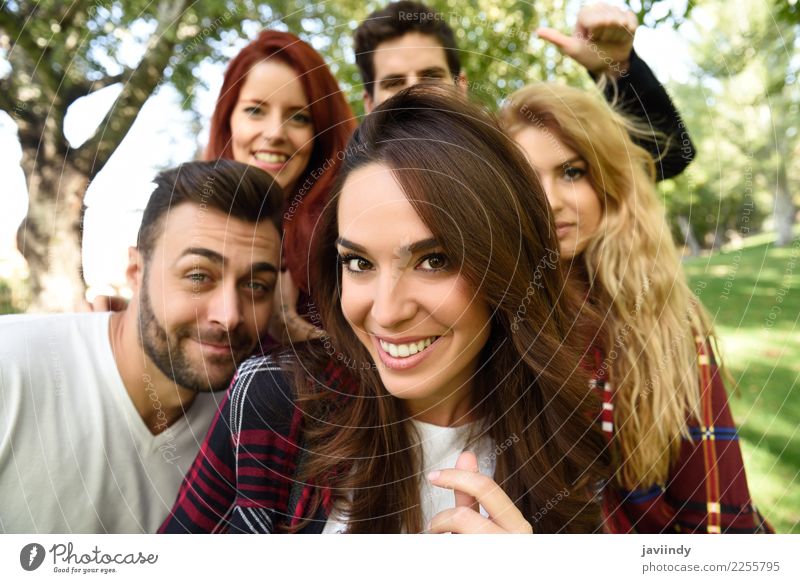 Gruppe Freunde, die selfie im städtischen Hintergrund nehmen. Lifestyle Freude Glück schön Freizeit & Hobby Telefon PDA Fotokamera Mensch maskulin feminin