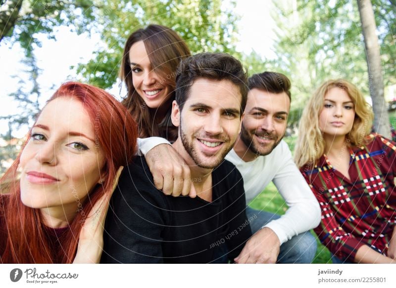 Eine Gruppe von Freunden macht ein Selfie vor einem städtischen Hintergrund. Lifestyle Freude Glück schön Freizeit & Hobby Telefon PDA Fotokamera Mensch