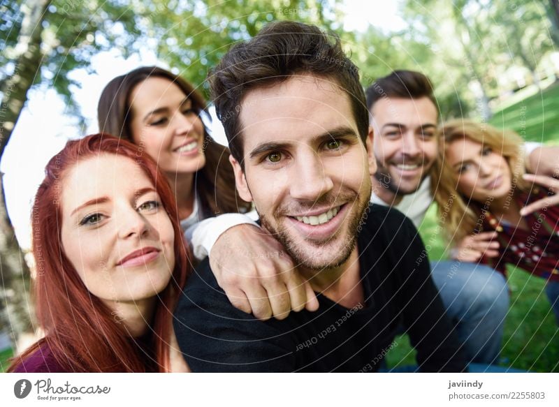 Eine Gruppe von Freunden macht ein Selfie vor einem städtischen Hintergrund. Lifestyle Freude Glück schön Freizeit & Hobby Telefon PDA Fotokamera Mensch