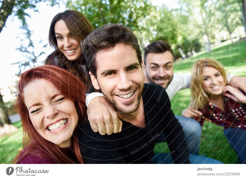 Gruppe Freunde, die selfie im städtischen Hintergrund nehmen. Lifestyle Freude Glück schön Freizeit & Hobby Telefon PDA Fotokamera Frau Erwachsene Mann
