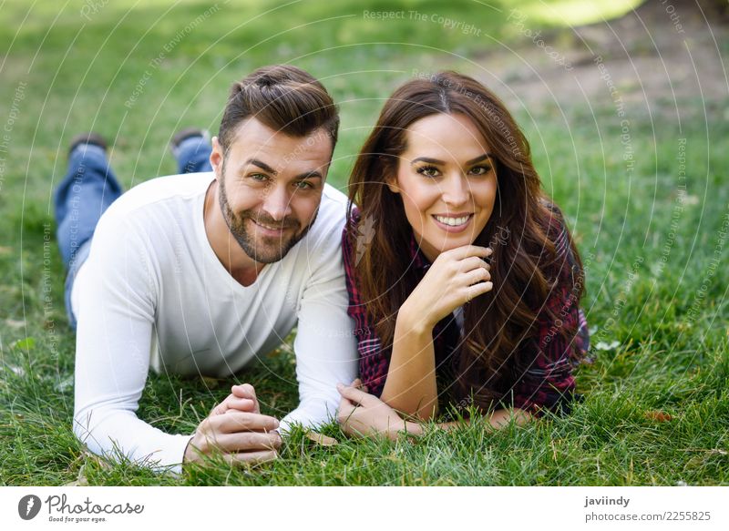 Schöne junge Paare, die auf Gras in einem städtischen Park legen Lifestyle Freude Glück schön Sommer Mensch maskulin feminin Junge Frau Jugendliche Junger Mann
