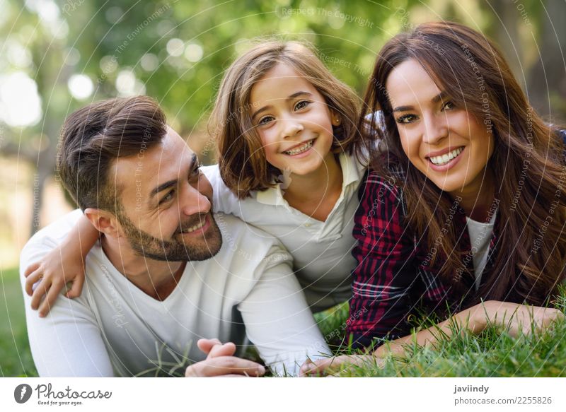 Vater, Mutter und kleine Tochter, die auf Gras legen. Lifestyle Freude Glück schön Sommer Kind Mensch maskulin feminin Mädchen Junge Frau Jugendliche